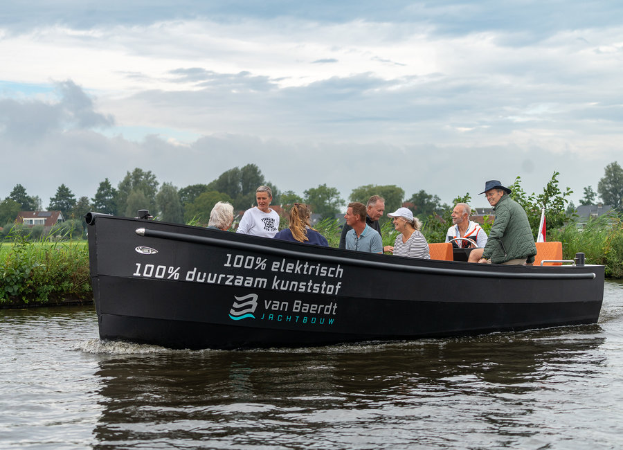 Gruppe segelt in elektrischer Schaluppe durch Friesland