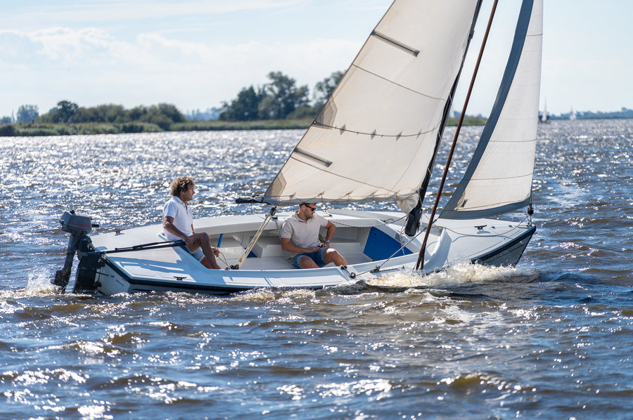 Sonnenlicht spiegelt sich auf dem Wasser in der Nähe von Segelpolyvalk