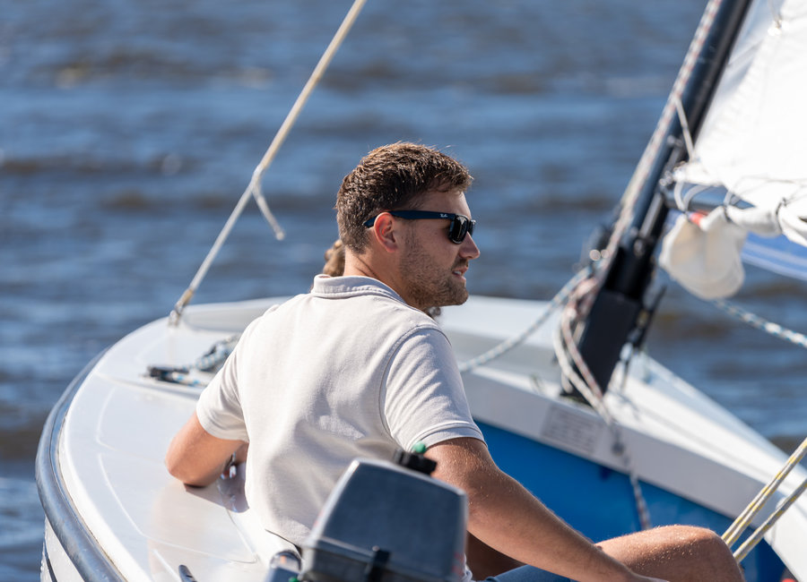 Mann mit Sonnenbrille segelt in Polyvalk