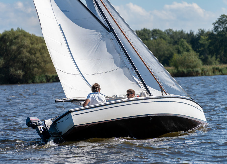 Zwei Männer segeln in einem Polyvalk über das Wasser