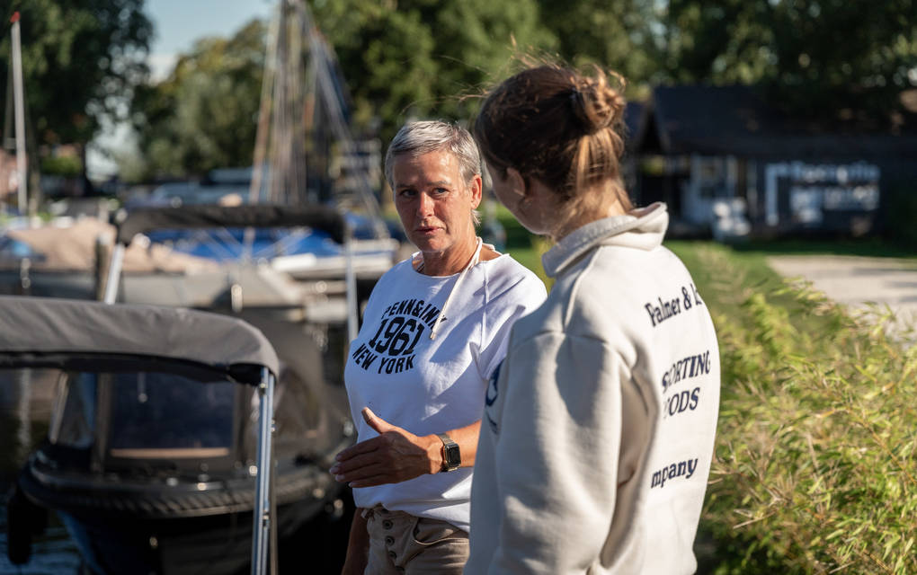 Frau erhält von Maran praktischen Segelunterricht, um das Segeln einer Schaluppe zu erlernen Frau erhält von Maran praktischen Segelunterricht, um das Segeln einer Schaluppe zu erlernen