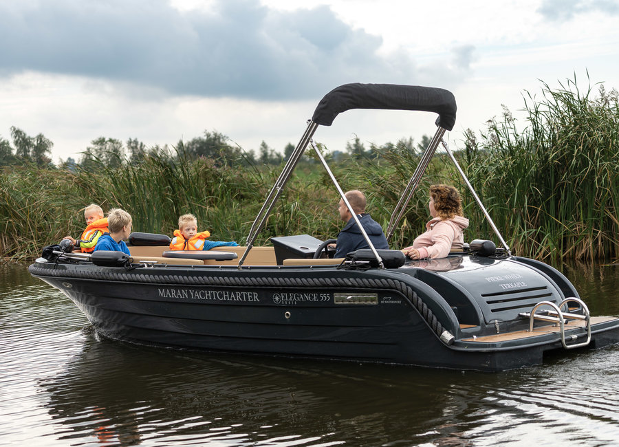 Familiensegeln in einer Schaluppe von Maran Yachtcharter durch Friesland